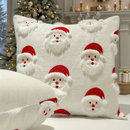 Housse de coussin décoratif avec motifs de Père Noël sur fond blanc, posée sur un canapé dans un salon festif