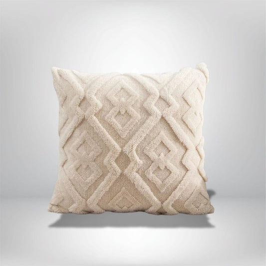 Coussin décoratif beige à motifs géométriques en velours, posé sur un fond neutre, idéal pour un canapé ou un lit