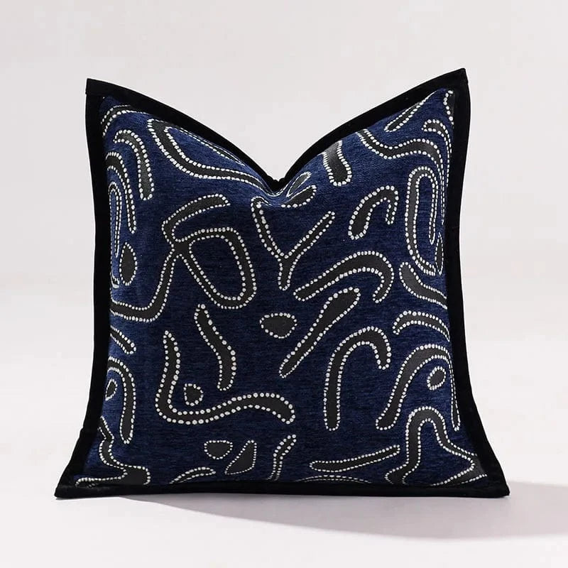 Coussin décoratif bleu marine avec motifs abstraits blancs, idéal pour un canapé moderne ou un salon élégant