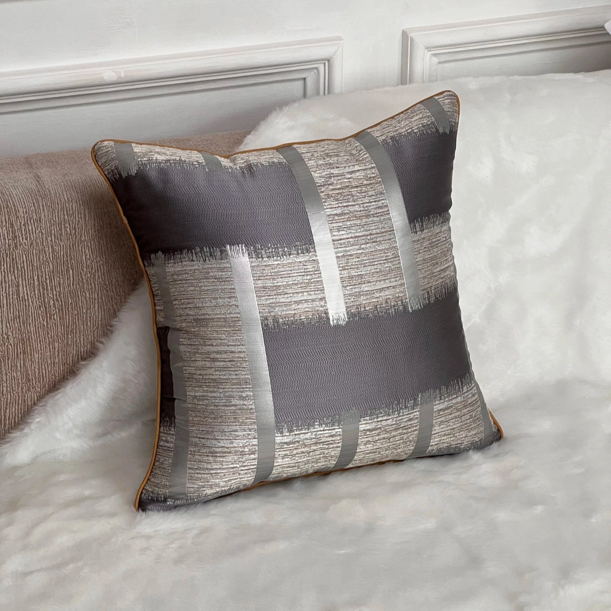 Housse de coussin chic | Élégance moderne et reflets dorés pour votre intérieur Gris / 45x45cm