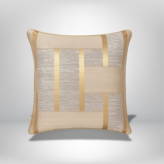 Housse de coussin chic aux reflets dorés, motifs géométriques sur fond beige, idéal pour un canapé moderne