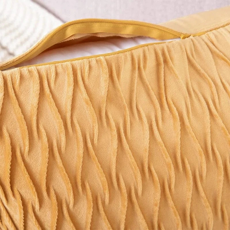 Housse de coussin en velours jaune avec un motif ondulé, idéale pour une décoration de canapé élégante