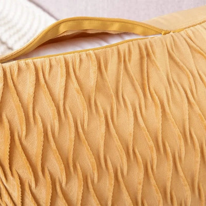 Housse de coussin en velours jaune avec un motif ondulé, idéale pour une décoration de canapé élégante
