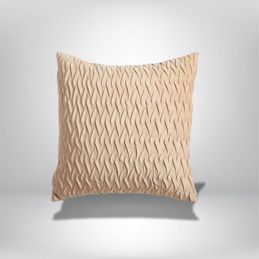 Coussin décoratif beige à texture ondulée, idéal pour un canapé moderne et élégant dans un salon contemporain
