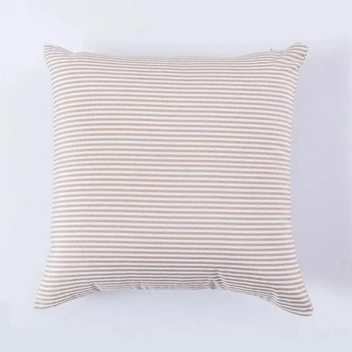 Coussin déco à rayures beige et blanc, idéal pour un fauteuil dans un salon élégant et chaleureux