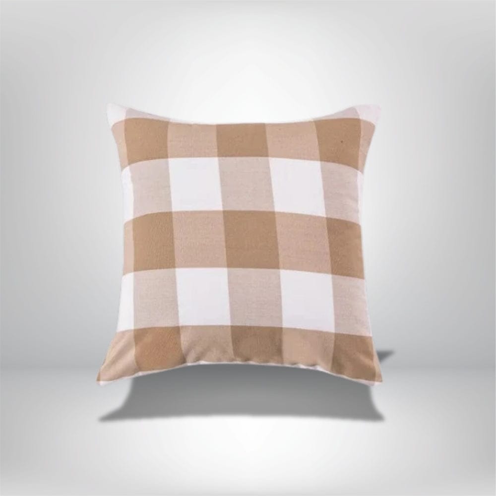Coussin décoratif à carreaux beige et blanc, posé sur un fond neutre, apportant une touche chaleureuse à un fauteuil