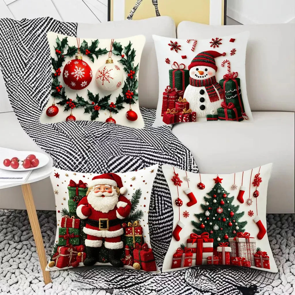 Coussins décoratifs de Noël avec motifs festifs sur un canapé, incluant un bonhomme de neige et le Père Noël