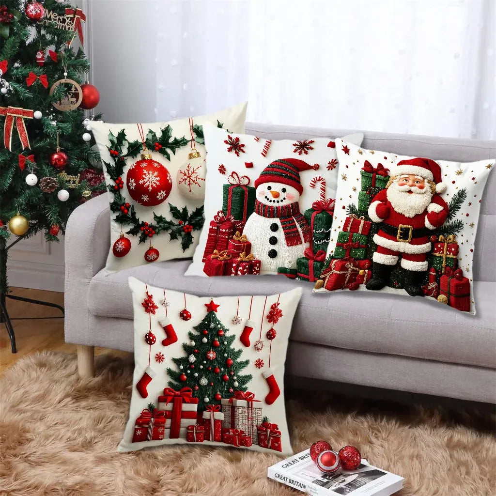 Coussins décoratifs de Noël avec motifs de père Noël, bonhomme de neige et sapin sur un canapé moderne