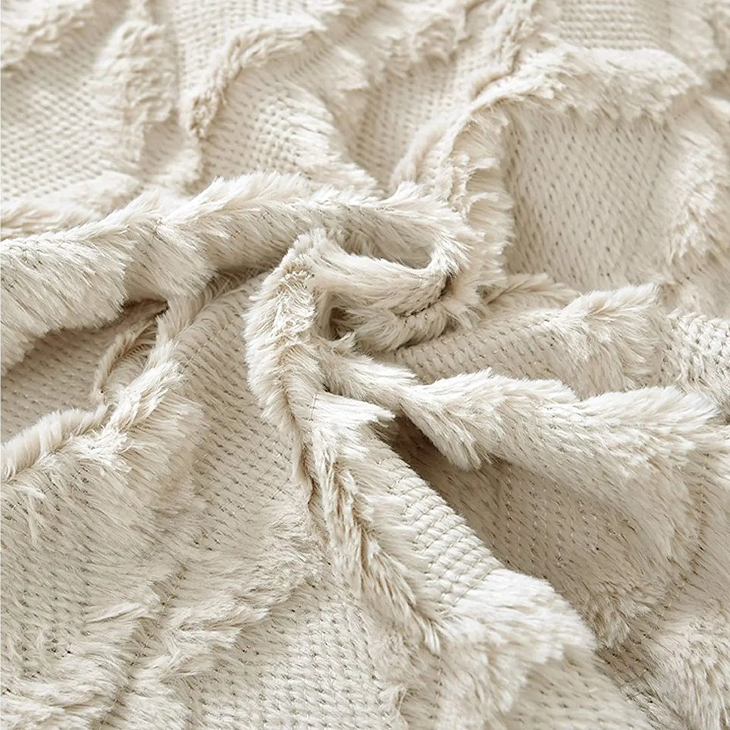 Housse de coussin douce beige avec un motif texturé et des franges, idéale pour un canapé ou un lit