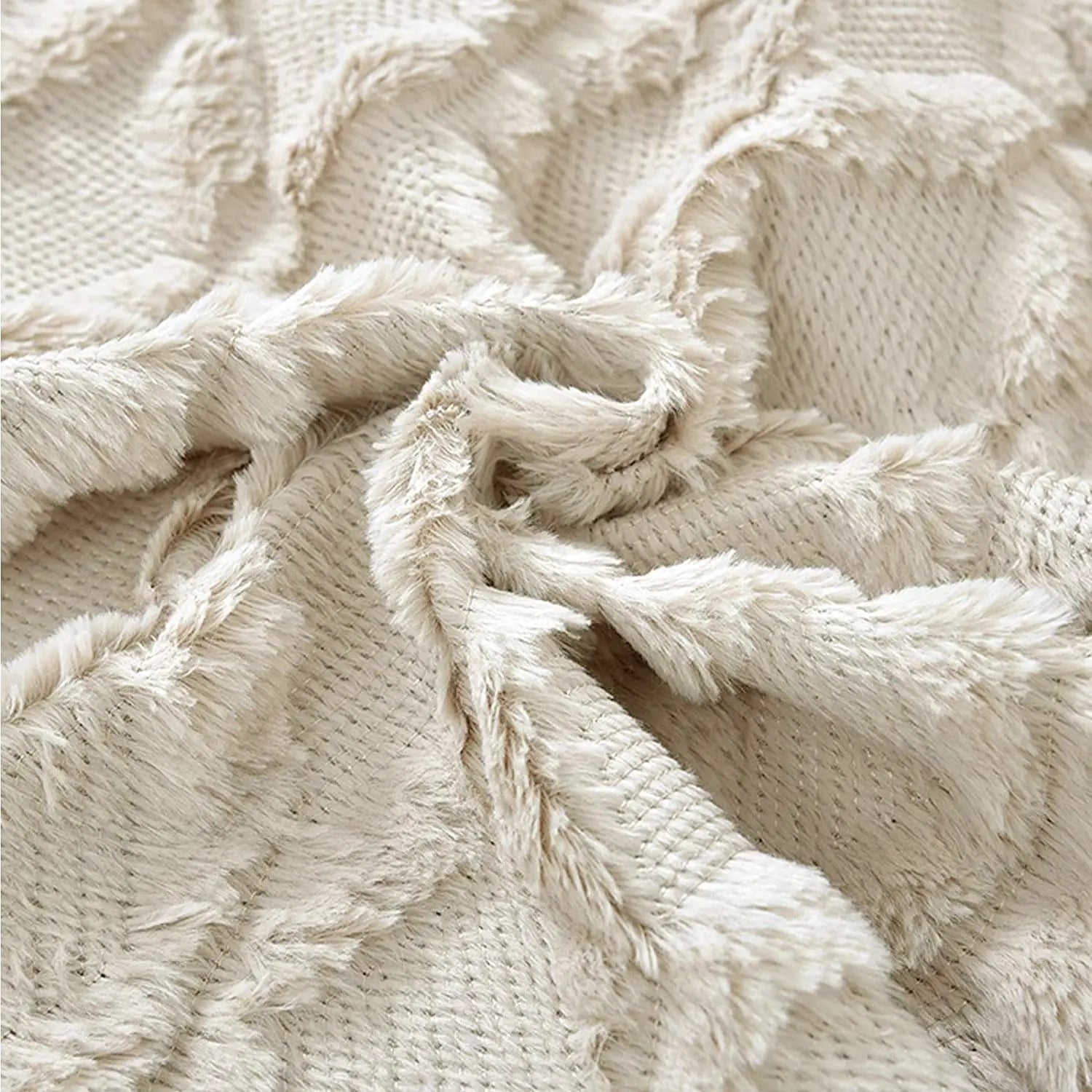 Housse de coussin douce beige avec un motif texturé et des franges, idéale pour un canapé ou un lit