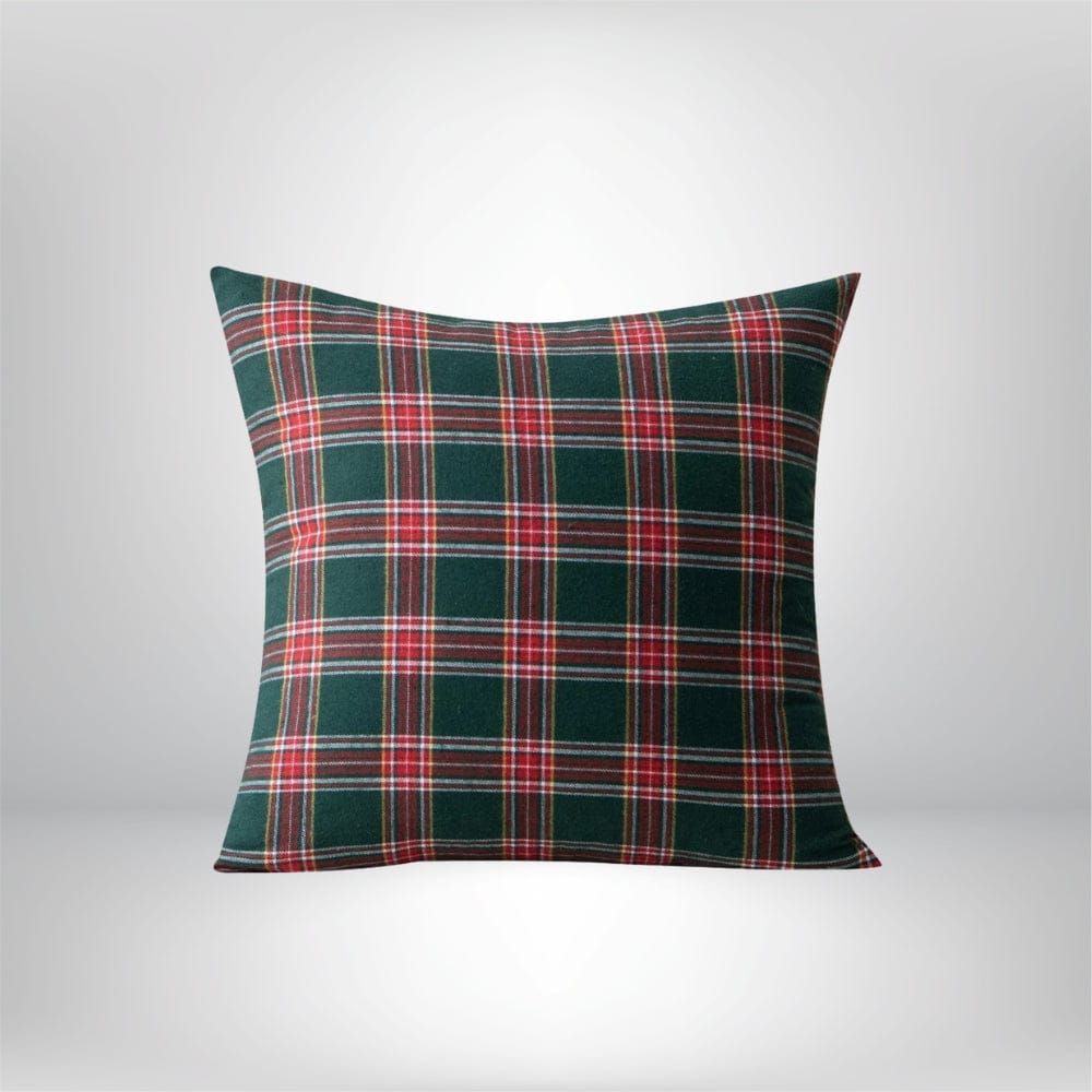 Coussin décoratif en tissu écossais vert avec des motifs à carreaux rouges et jaunes, idéal pour un canapé