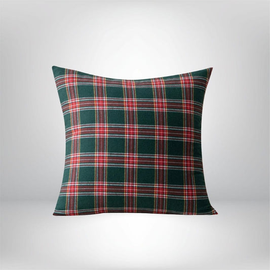 Coussin décoratif en tissu écossais vert avec des motifs à carreaux rouges et jaunes, idéal pour un canapé