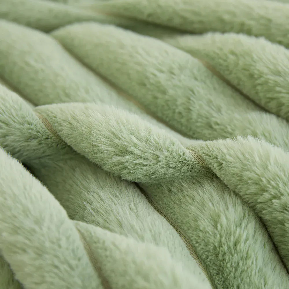 Housse de coussin en fourrure verte, douce et texturée, parfaite pour un canapé ou un lit