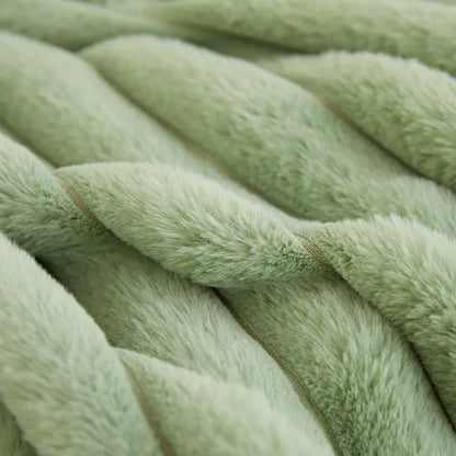 Housse de coussin en fourrure verte, douce et texturée, parfaite pour un canapé ou un lit