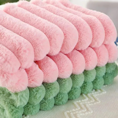 Housse de coussin en fourrure rose et verte, posée sur une surface douce, ajoutant une touche décorative à un salon