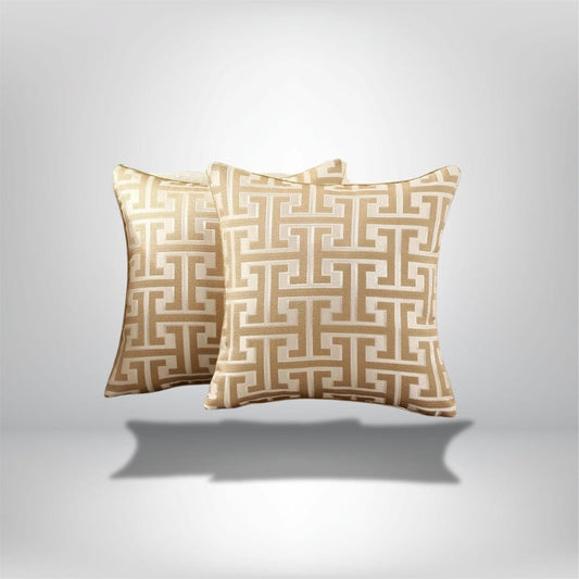 Coussins décoratifs en tissu beige avec motif géométrique, posés sur un fond neutre, parfaits pour un canapé moderne