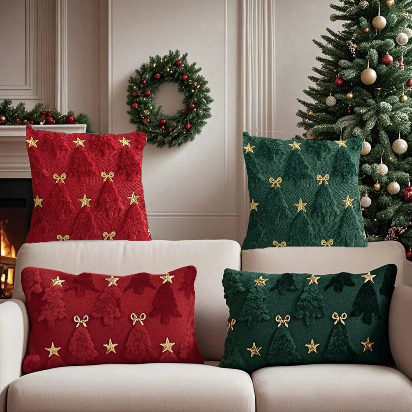 Quatre coussins décoratifs aux motifs de sapins et étoiles dorées, sur un canapé dans une ambiance festive