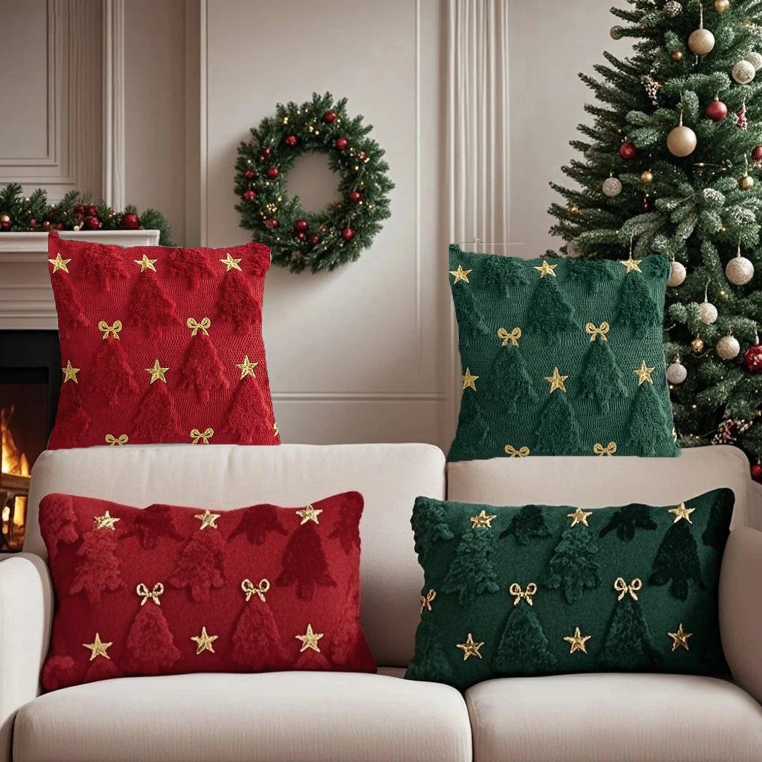 Quatre coussins décoratifs aux motifs de sapins et étoiles dorées, sur un canapé dans une ambiance festive