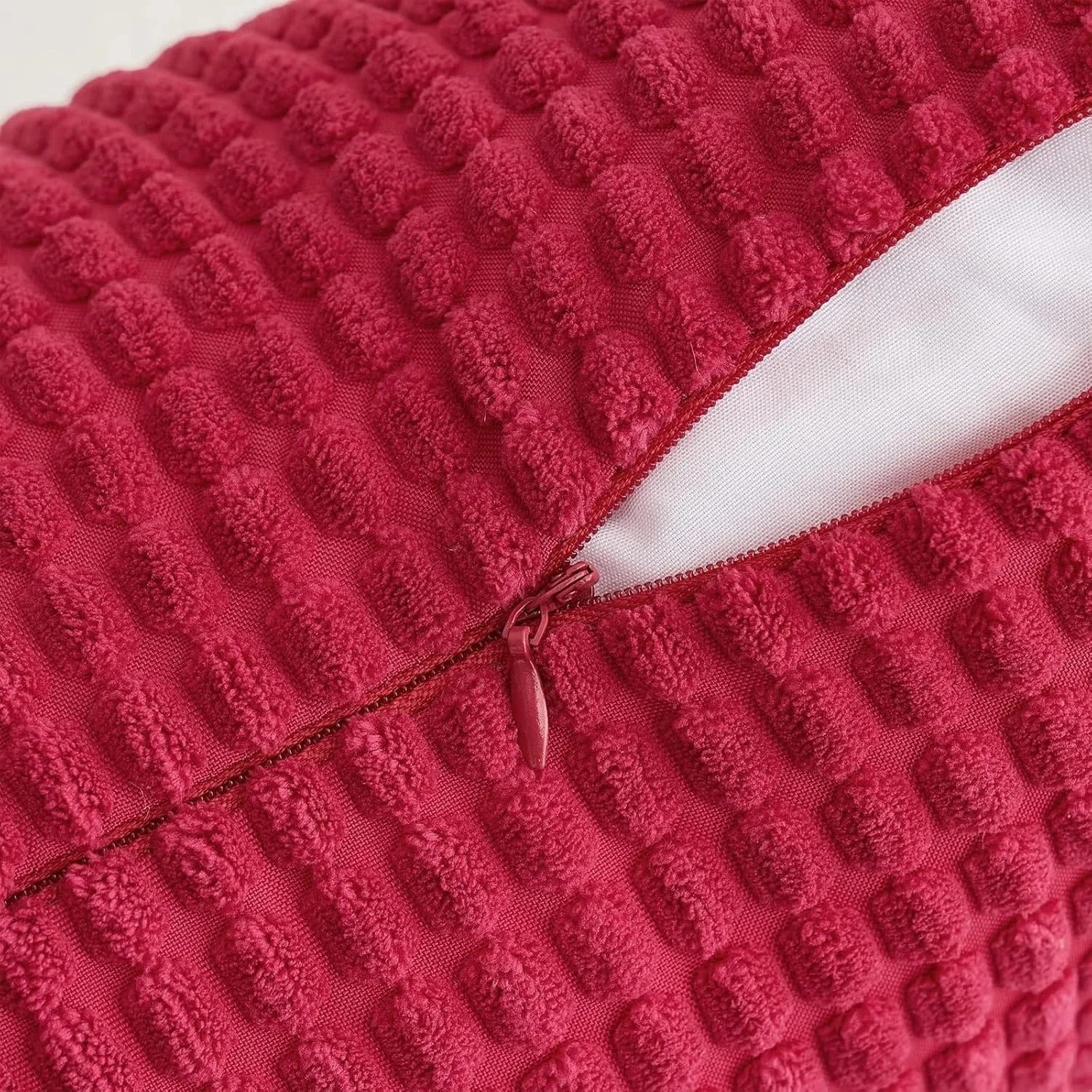 Housse de coussin rouge avec motifs en relief, idéale pour décorer un canapé ou un lit pendant les fêtes