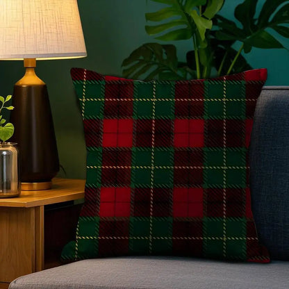 Coussin décoratif en tartan rouge et vert, posé sur un canapé, ajoutant une touche festive au salon