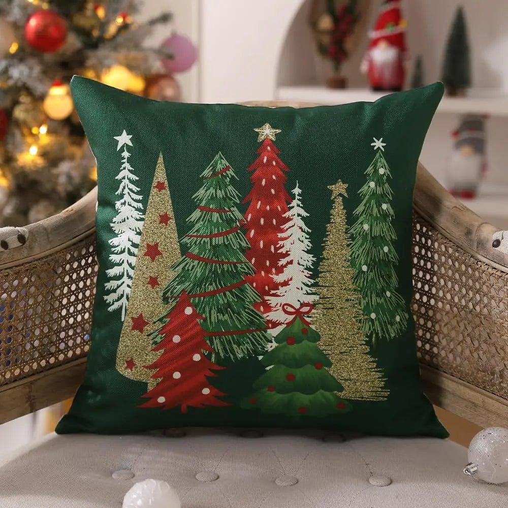 Housse de coussin décorative avec motifs d'arbres de Noël verts, rouges et dorés sur fond vert, posée sur une chaise