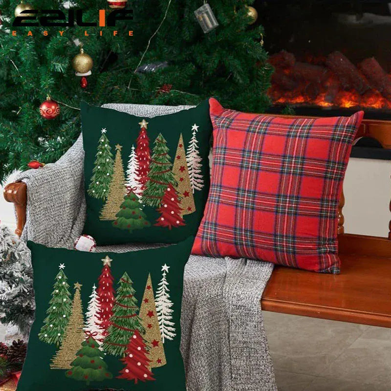 Coussins décoratifs avec motifs de sapins de Noël sur fond vert et tartan rouge, posés sur un canapé