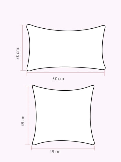 Housse de coussin décoratif noir et blanc, forme rectangulaire, sur un canapé au style bohème moderne