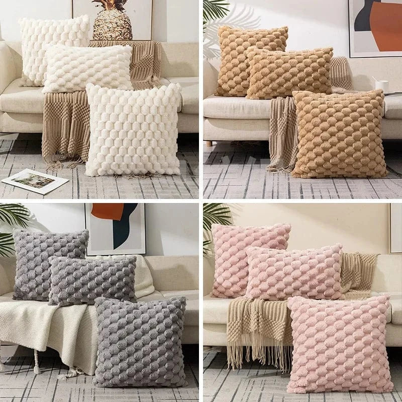 Coussins décoratifs aux textures douces et colorées, disposés sur un canapé moderne dans un salon élégant