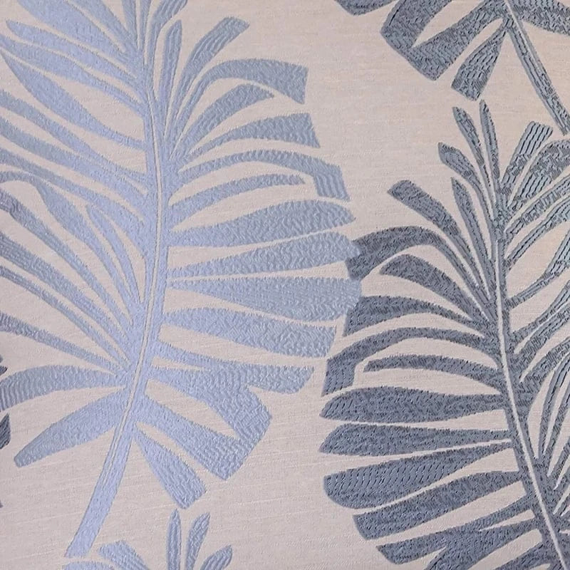 Housse de coussin décoratif avec motifs de feuilles tropicales en bleu sur fond beige, idéale pour un canapé ou un