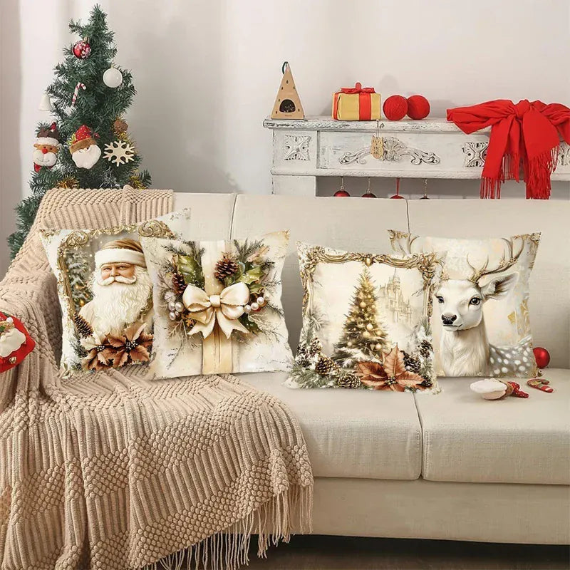 Housses de coussin décoratives avec motifs de Noël, représentant un père Noël, un cerf et un sapin, sur un canapé