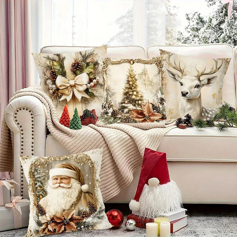 Housses de coussin décoratives aux motifs de Noël sur un canapé, avec un renne, un sapin et le Père Noël