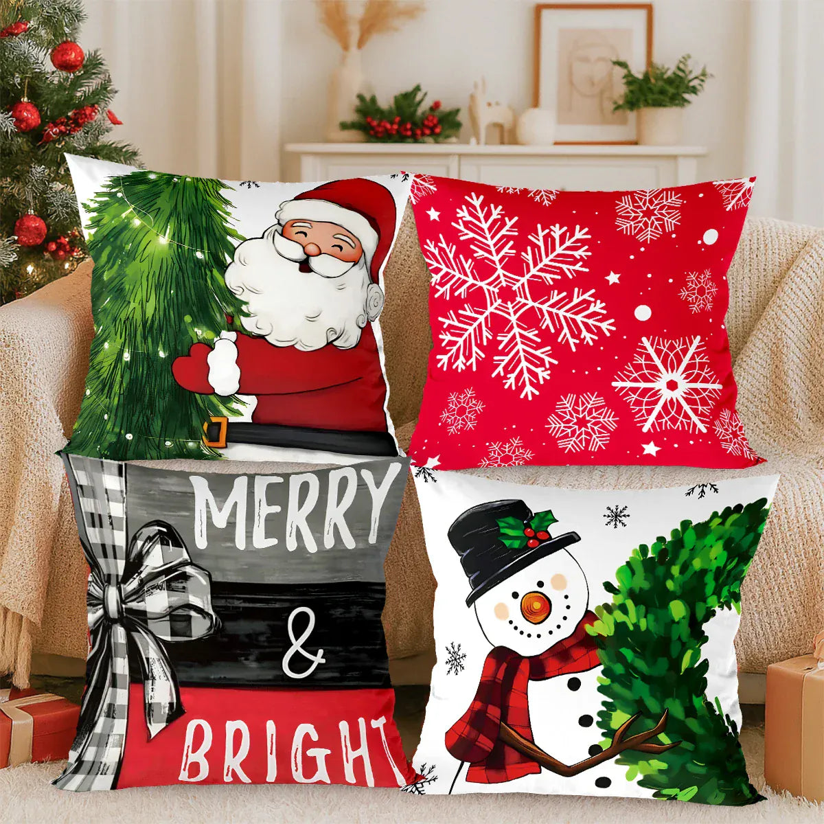 Quatre coussins décoratifs aux motifs de Noël, avec des couleurs vives et des illustrations festives sur un canapé