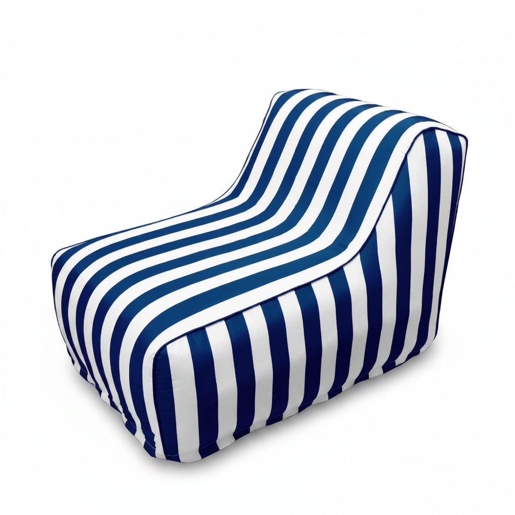 Pouf gonflable extérieur format fauteuil bleu et blanc sur fond clair