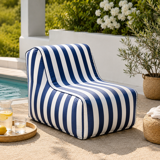 Pouf gonflable extérieur format fauteuil à rayures bleues et blanches installé près d’une piscine