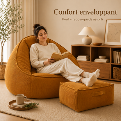 Femme installée dans un pouf poire géant avec les pieds posés sur le repose-pieds assorti